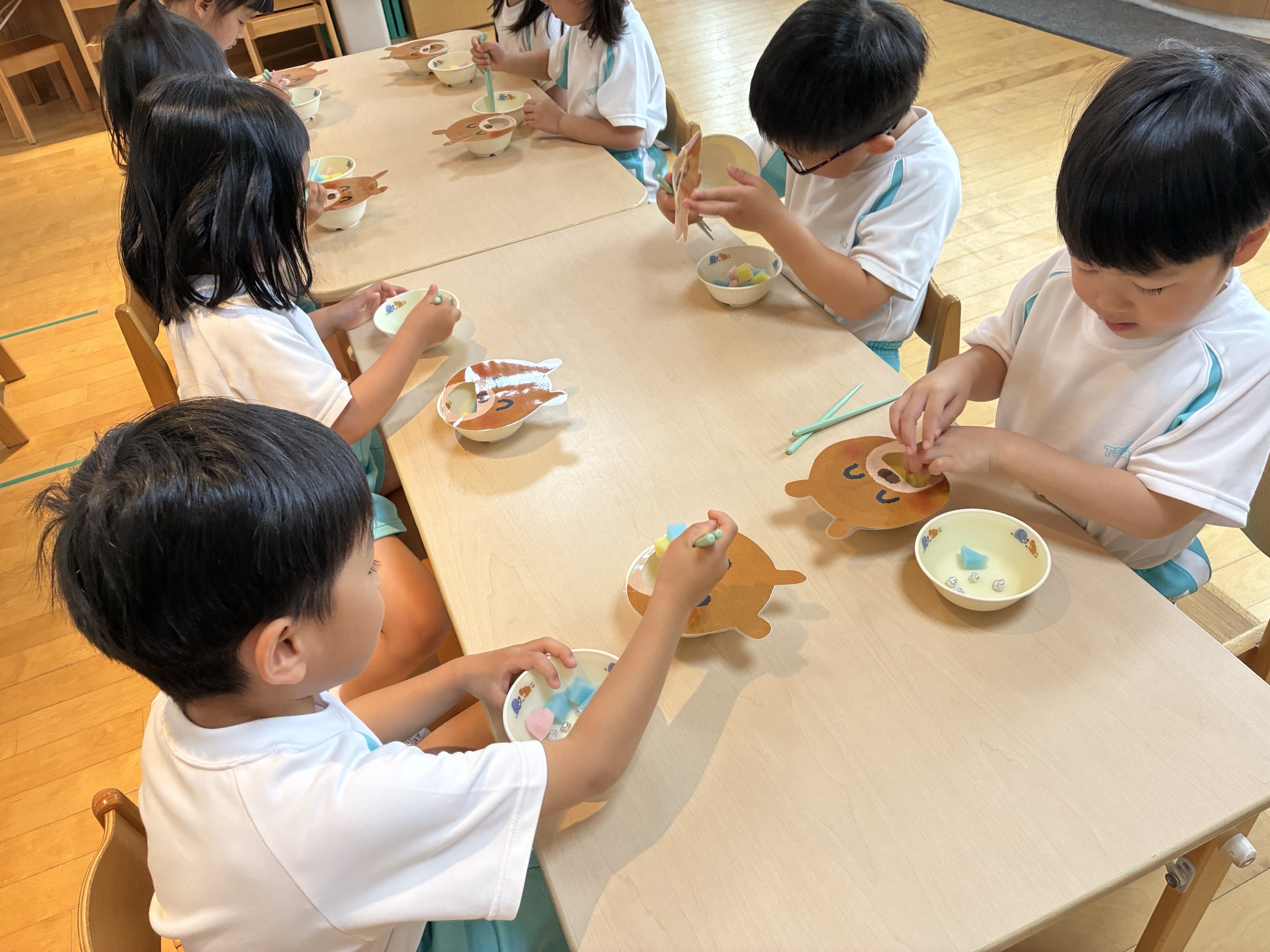 かけね組「たまねぎの収穫」・ゆうね組「お箸の練習ゲーム」