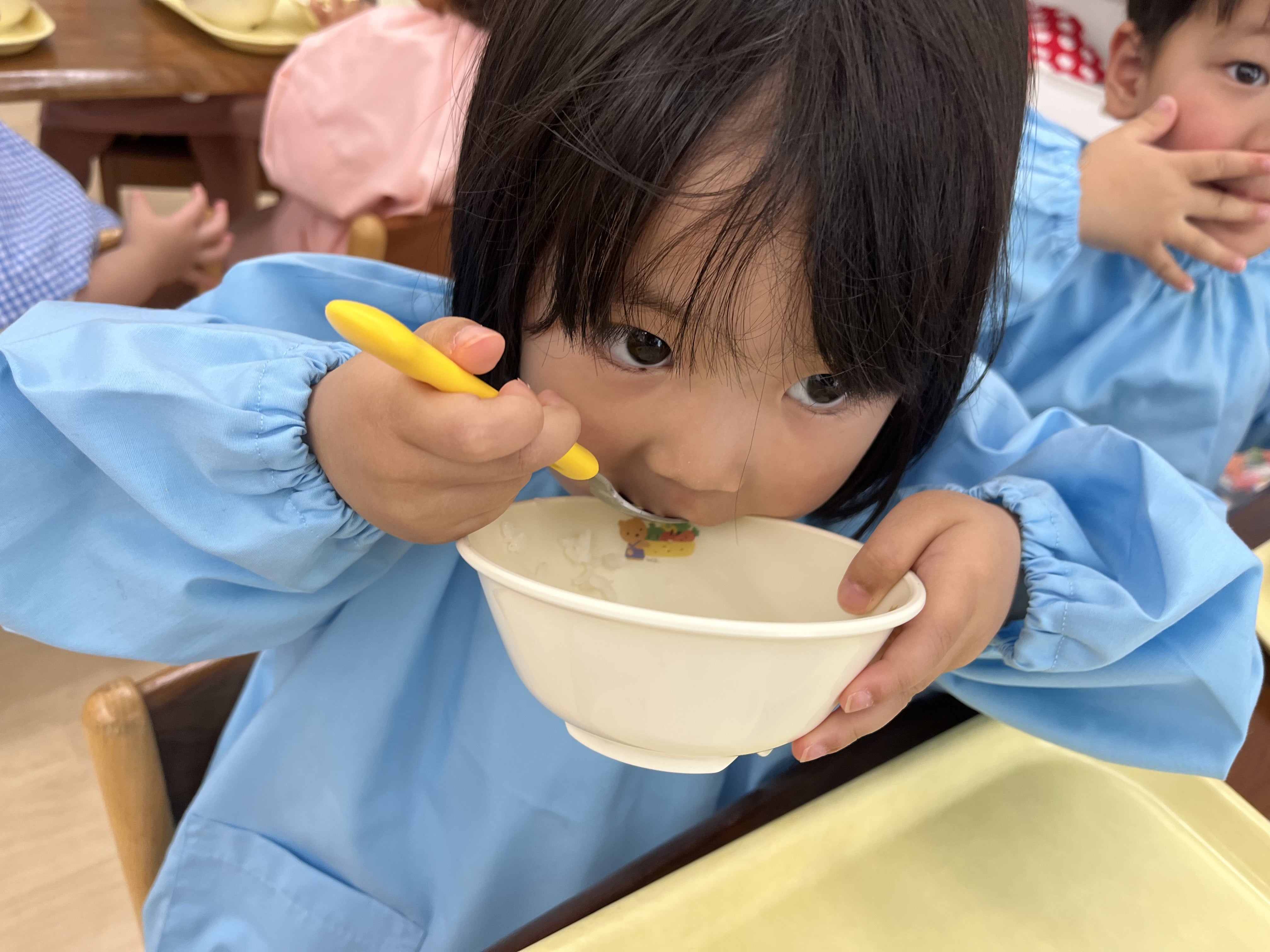 4月の食育～給食のお手伝いをしよう（えんどう豆）のさやむき～